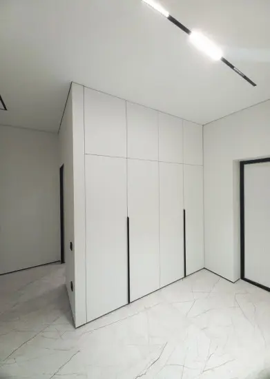 Шкаф встроенный в прихожей