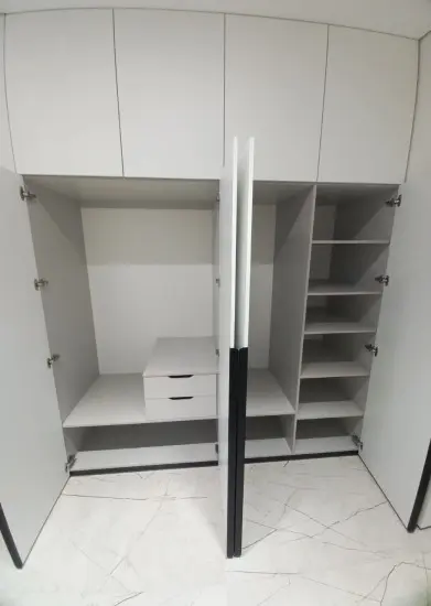 Шкаф встроенный в прихожей