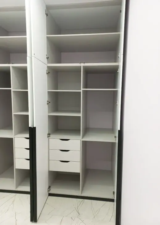 Распашной встроенный шкаф для детской