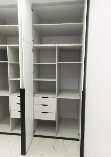 Распашной встроенный шкаф для детской