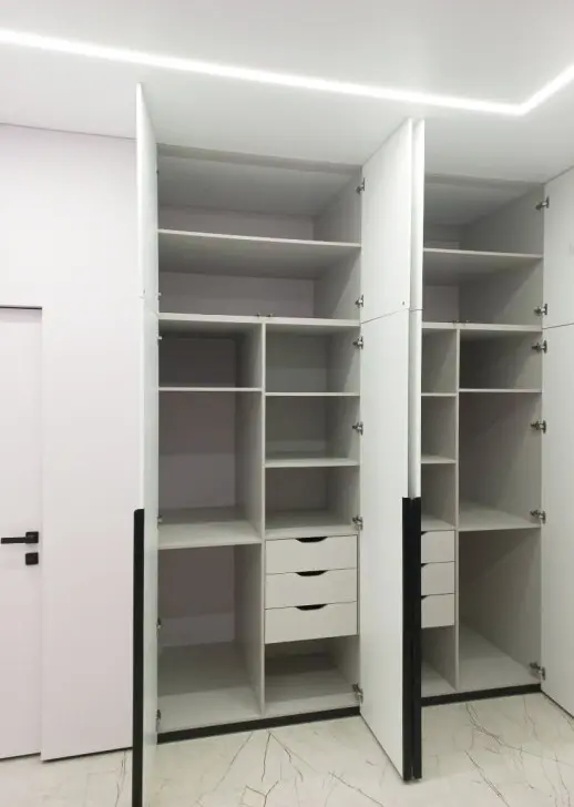 Распашной встроенный шкаф для детской