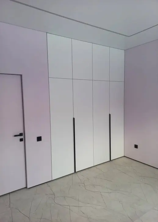 Распашной встроенный шкаф для детской