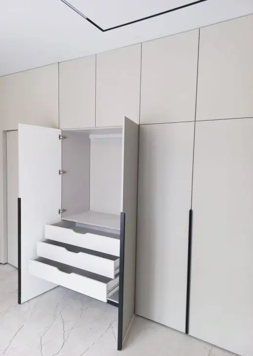 Шкаф встроенный распашной в спальню