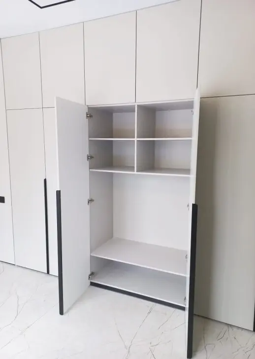 Шкаф встроенный распашной в спальню