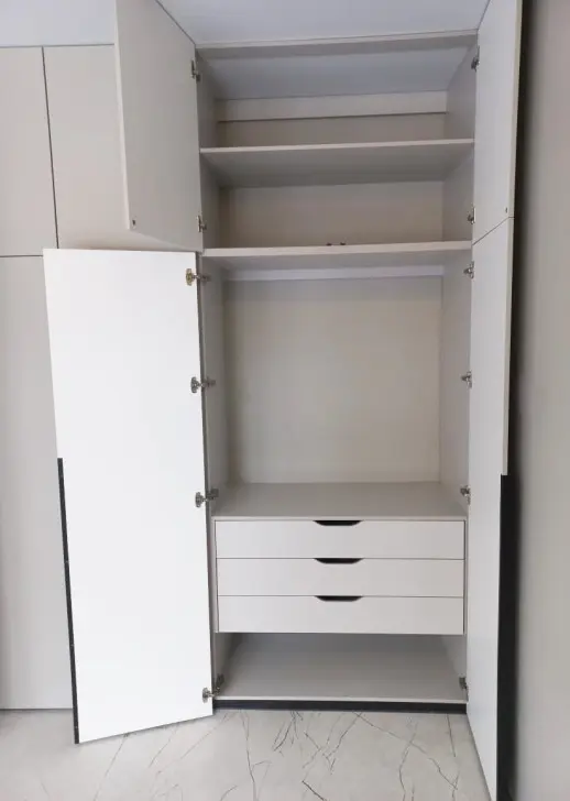 Шкаф встроенный распашной в спальню