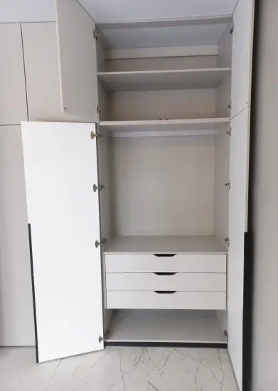 Шкаф встроенный распашной в спальню