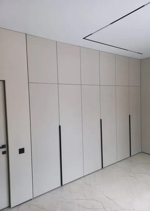 Шкаф встроенный распашной в спальню